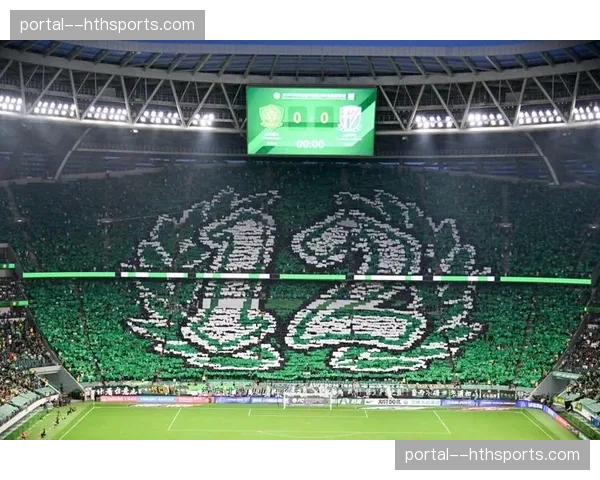 门兴格拉德巴赫对阵科隆，球迷看台展示巨幅TIFO致敬俱乐部历史